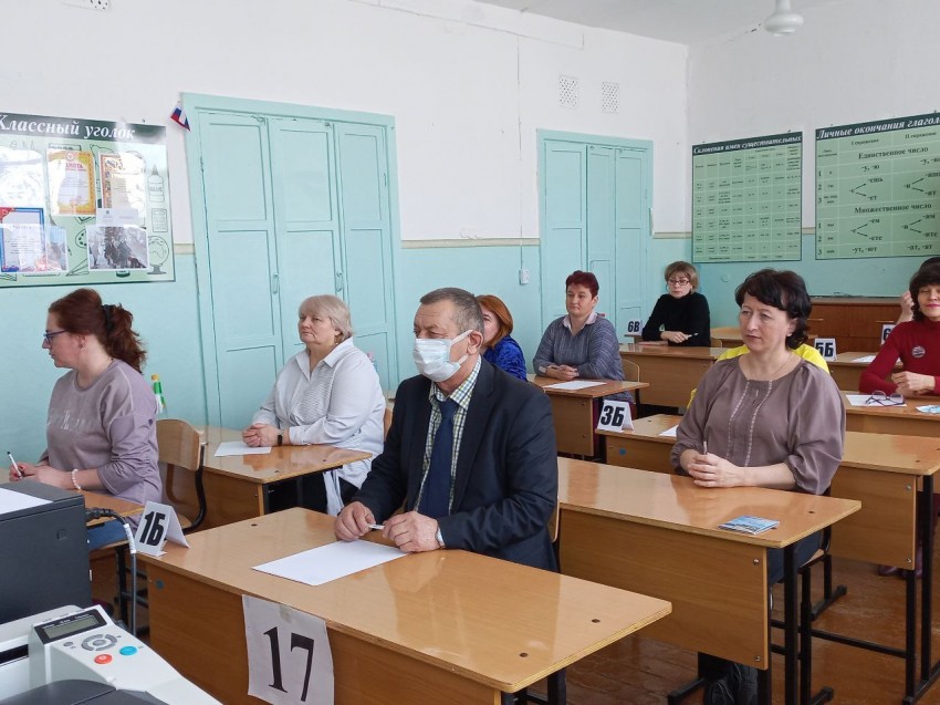 Пробный ЕГЭ по базовой математике написали родители будущих выпускников 11 классов