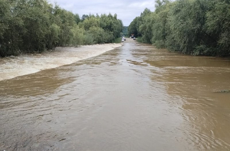 Переливы препятствуют движению автотранспорта в 12 муниципалитетах Приморья